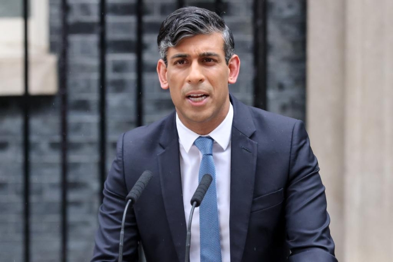 5月22日，英國(guó)首相蘇納克在倫敦唐寧街10號(hào)首相府前發(fā)表講話。（圖源：新華社）