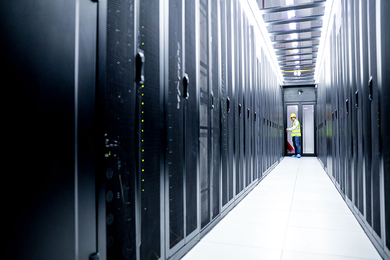 2021年5月24日，工作人員在位于貴州貴安新區(qū)的中國移動(dòng)貴州數(shù)據(jù)中心機(jī)房內(nèi)巡檢。（圖源：新華社）