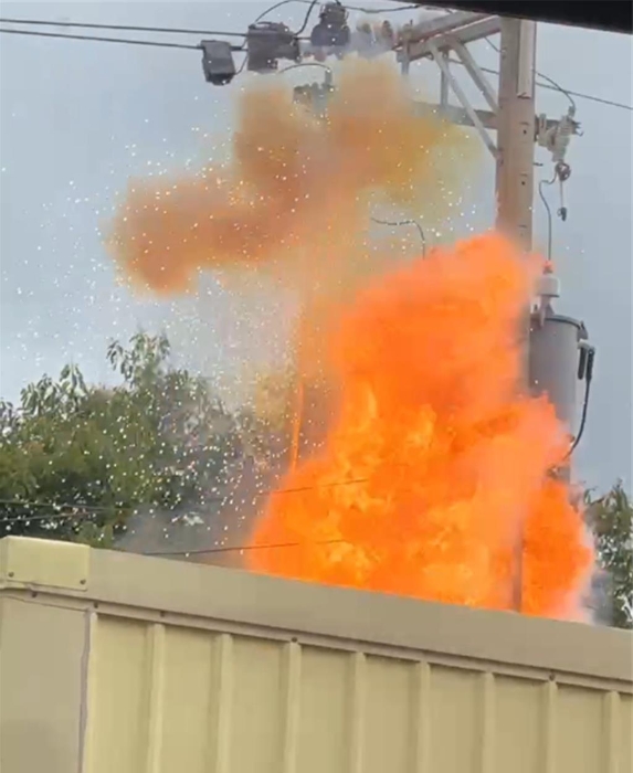 臺(tái)中市龍井區(qū)游園路17日下午3時(shí)多傳出停電事故，臺(tái)電人員獲報(bào)到場(chǎng)維修，不料試電過程，裝置突噴出的熊熊烈火，導(dǎo)致該人員臉部遭燙傷