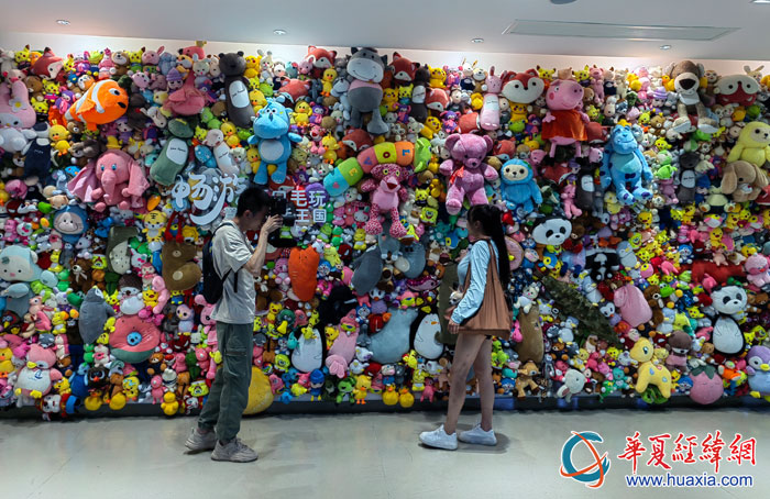 獨具特色的毛絨玩具墻成為熱門打卡地。