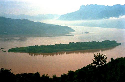 三峽工程于1994年12月14日正式開(kāi)工，工程采用分期導(dǎo)流方式，分三期進(jìn)行施工，以中堡島為分界點(diǎn)向兩側(cè)延伸，分別修建左岸和右岸大壩。這是中堡島的原始地貌（資料照片）。（圖源：新華社）