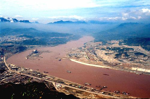 1997年10月上旬拍攝的三峽工地全景圖。當(dāng)年，三峽工程成功實(shí)現(xiàn)大江截流，工程順利轉(zhuǎn)入二期施工。（圖源：新華社）