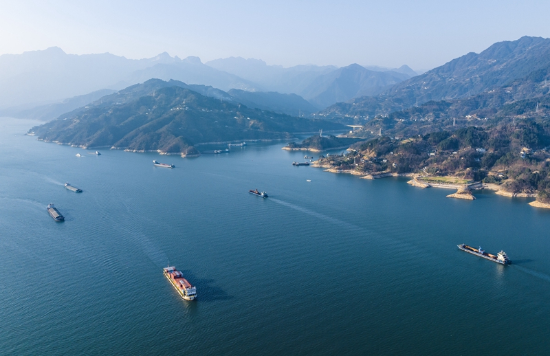 2024年1月11日，船舶行駛在三峽大壩上游湖北省宜昌市秭歸縣水域（無(wú)人機(jī)照片）。（圖源：新華社）