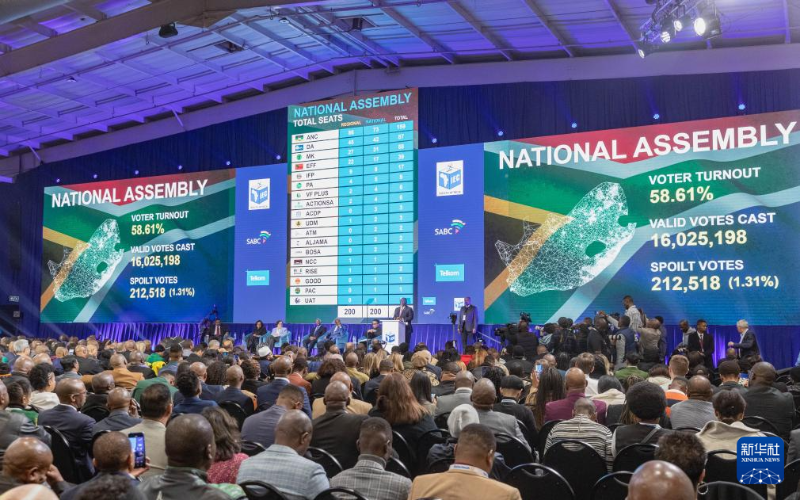 6月2日，在南非米德蘭的大選計票中心，電子顯示屏顯示南非大選最終計票結(jié)果。（圖源：新華社）