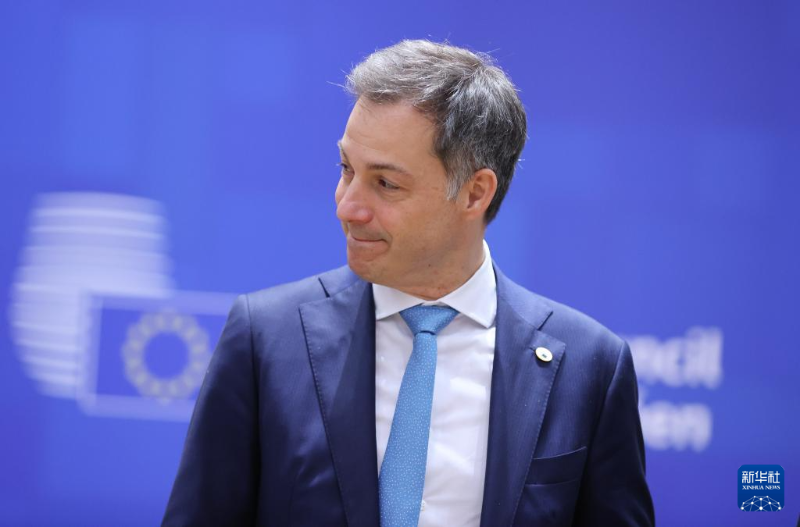 這是4月18日在比利時布魯塞爾拍攝的比利時首相德克羅出席歐盟特別峰會的資料照片。（圖源：新華社）