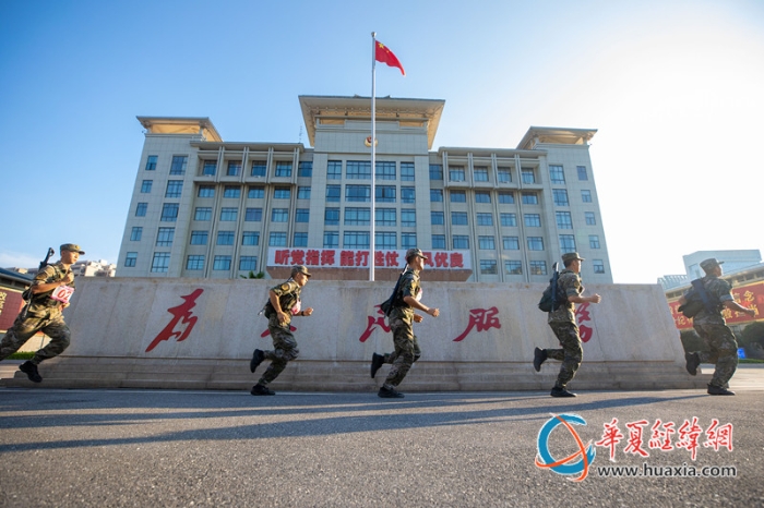 9、2024年7月5日，武警廣西總隊桂林支隊召開軍人運動會暨創(chuàng)破紀錄比武競賽。圖為參賽官兵們正在進行五公里武裝越野競賽。（施晨洲 攝）_副本