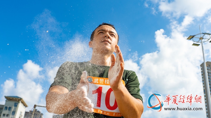 6、2024年7月4日，武警廣西總隊桂林支隊召開軍人運動會暨創(chuàng)破紀錄比武競賽。圖為官兵參賽前蓄勢待發(fā)、斗志昂揚。（施晨洲 攝）_副本