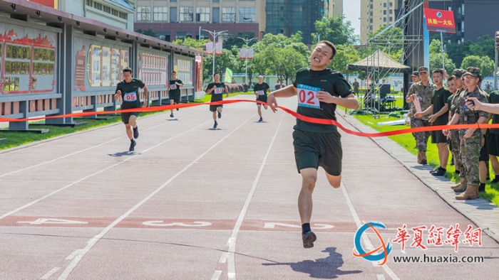 8、2024年7月4日，武警廣西總隊桂林支隊召開軍人運動會暨創(chuàng)破紀錄比武競賽。圖為參賽官兵正在沖向終點。（施晨洲 攝）_副本