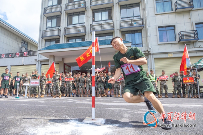 5、2024年7月4日，武警廣西總隊桂林支隊召開軍人運動會暨創(chuàng)破紀錄比武競賽。圖為參賽官兵正在進行30米X2蛇形跑競賽。（施晨洲 攝）_副本