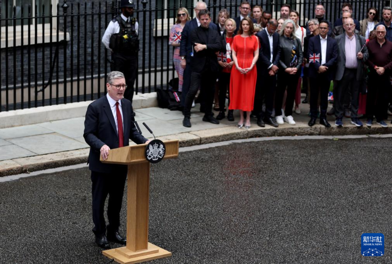7月5日，基爾·斯塔默在英國倫敦唐寧街10號首相府前發(fā)表講話。（圖源：新華社）