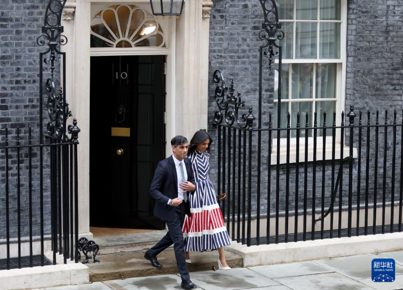 7月5日，蘇納克和夫人走出英國倫敦唐寧街10號首相府。（圖源：新華社）