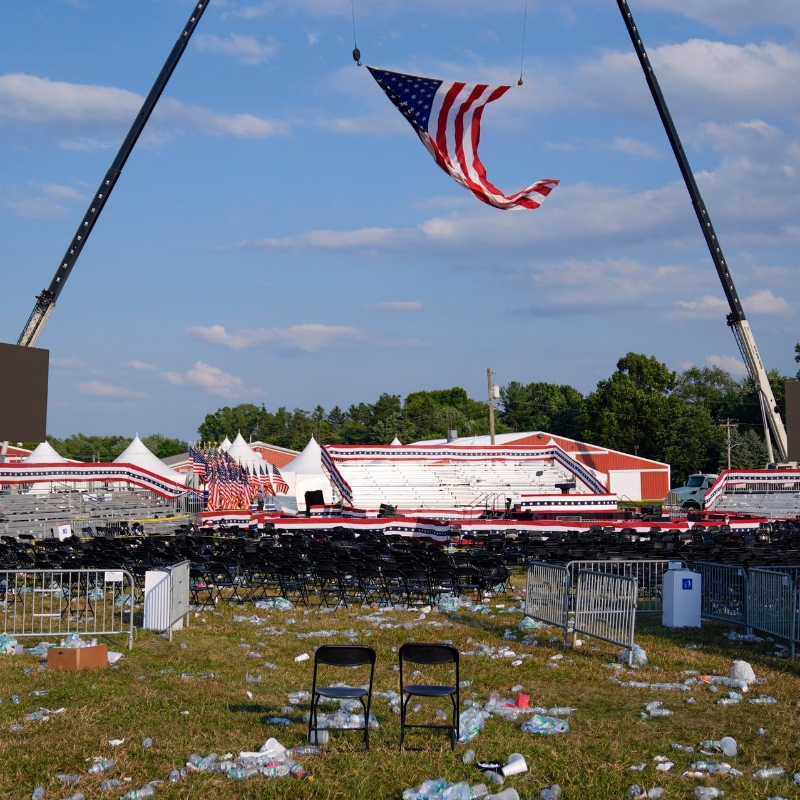 美國前總統(tǒng)特朗普在賓夕法尼亞州巴特勒市的競選集會中遇襲后的場景。（圖源：美聯(lián)社）