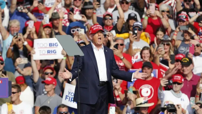 當(dāng)?shù)貢r(shí)間7月13日，美國前總統(tǒng)特朗普剛剛抵達(dá)賓夕法尼亞州巴特勒市的競選集會現(xiàn)場。（圖源：歐新社）