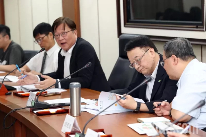 臺(tái)經(jīng)濟(jì)部門“能源署”負(fù)責(zé)人游振偉（左二）、臺(tái)電公司發(fā)言人蔡志孟（左三）。（圖源：臺(tái)灣“聯(lián)合新聞網(wǎng)”）