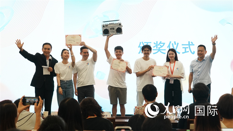 參加首屆海峽兩岸青年短視頻微短劇交流研訪活動(dòng)的學(xué)生代表獲頒結(jié)業(yè)證書