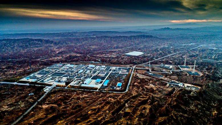 位于莽莽群山中的克拉2氣田，是塔里木油田西氣東輸主力氣田之一。（圖源：塔里木油田公司）