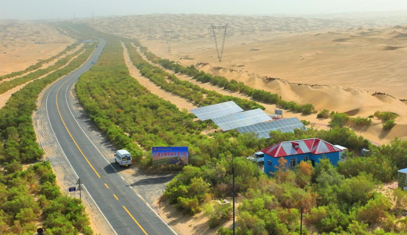 塔里木油田建成我國首條零碳沙漠公路，徹底告別柴油機(jī)發(fā)電灌溉植被的歷史。（圖源：新華網(wǎng)）