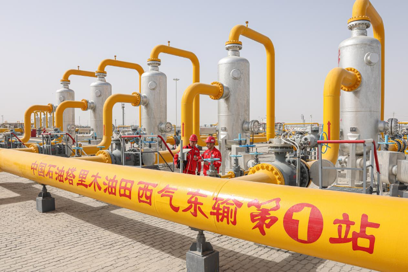 塔里木油田西氣東輸?shù)谝徽締T工在場站內(nèi)精細(xì)巡檢，保障輸氣大動脈安全平穩(wěn)運(yùn)行。（圖源：新華網(wǎng)）