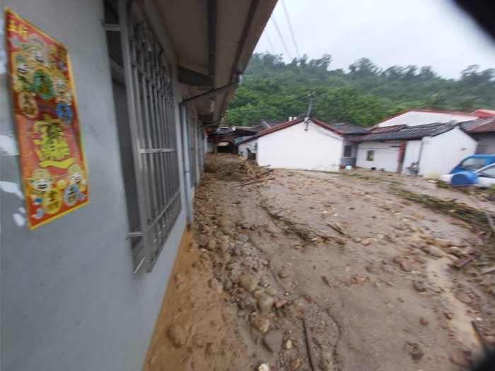 高雄旗山土石流沖進(jìn)民宅，屋主老夫婦遭活埋，釀1死1傷慘劇