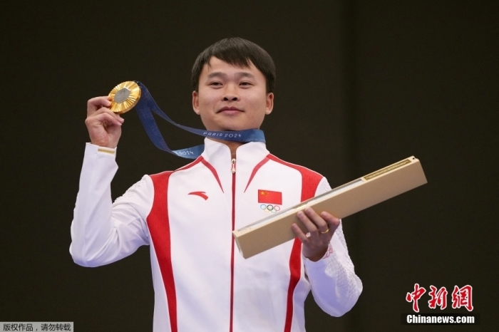 北京時(shí)間7月28日，中國(guó)選手謝瑜在巴黎奧運(yùn)會(huì)男子10米氣手槍的決賽中后來(lái)居上，打出240.9環(huán)的成績(jī)，為中國(guó)隊(duì)奪取本屆奧運(yùn)會(huì)的第三枚金牌。圖為謝瑜展示金牌。