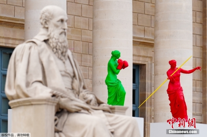 奧運(yùn)主題維納斯雕塑亮相巴黎國民議會(huì)前。雕塑呈現(xiàn)出多種運(yùn)動(dòng)的姿態(tài)。
