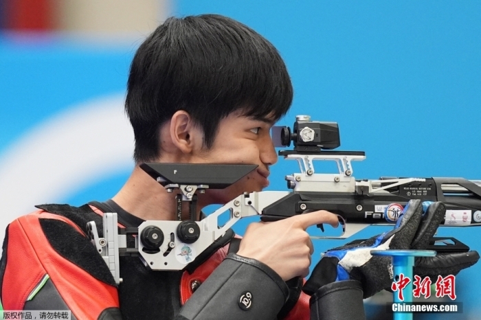 當(dāng)?shù)貢r(shí)間7月29日，巴黎奧運(yùn)會(huì)男子10米氣步槍決賽中，中國選手盛李豪一路領(lǐng)先，以252.2環(huán)打破奧運(yùn)會(huì)紀(jì)錄并奪冠。這也是他在本屆奧運(yùn)會(huì)上獲得的第二枚金牌。圖為盛李豪在比賽中。