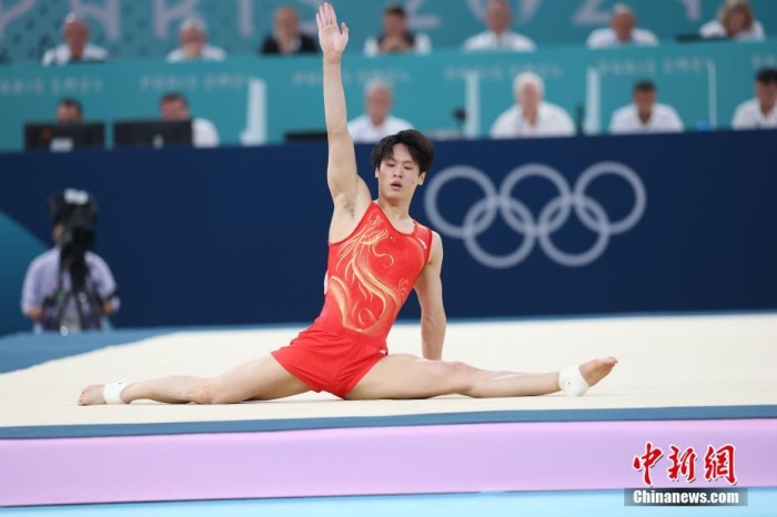 當(dāng)?shù)貢r(shí)間7月29日，巴黎奧運(yùn)會(huì)體操男子團(tuán)體決賽在貝爾西體育館舉行，由鄒敬園、張博恒、劉洋、肖若騰、蘇煒德組成的中國隊(duì)獲得銀牌。圖為中國隊(duì)選手蘇煒德在自由操比賽中。<a target='_blank' href='/'>中新社</a>記者 盛佳鵬 攝