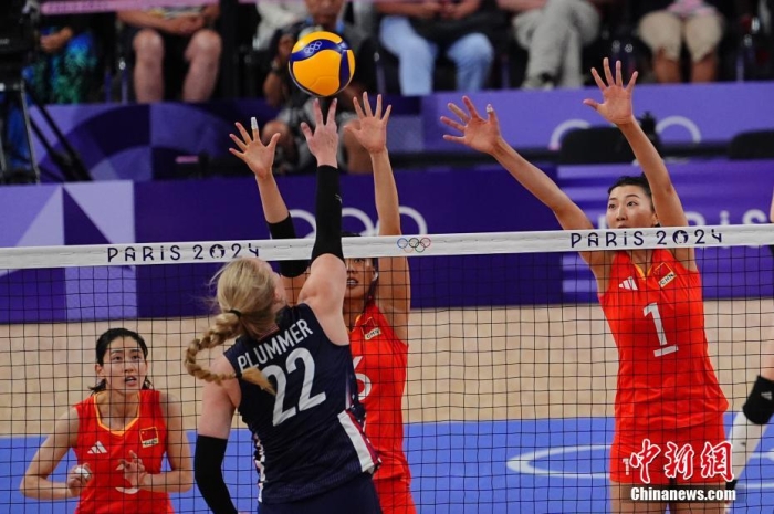 當(dāng)?shù)貢r(shí)間7月29日，在巴黎奧運(yùn)會(huì)排球女子小組賽A組比賽中，中國隊(duì)3比2戰(zhàn)勝美國隊(duì)，迎巴黎奧運(yùn)會(huì)開門紅。圖為中國隊(duì)球員在比賽中攔網(wǎng)。<a target='_blank' href='/'>中新社</a>記者 趙文宇 攝
