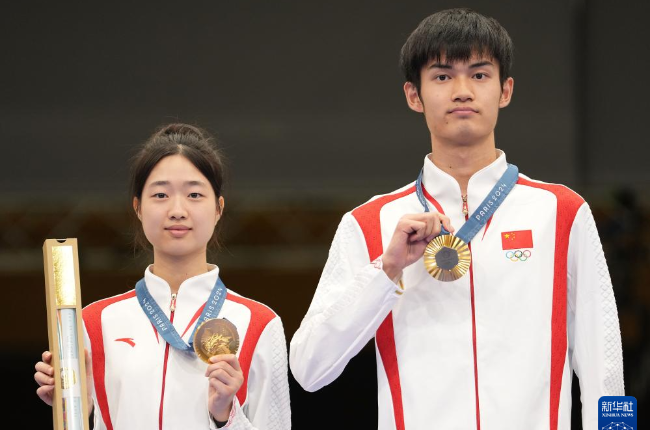 射擊——10米氣步槍混合團(tuán)體：中國選手黃雨婷/盛李豪奪得巴黎奧運(yùn)會首