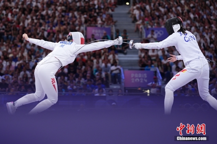 當(dāng)?shù)貢r(shí)間7月30日，在巴黎奧運(yùn)會(huì)擊劍女子團(tuán)體重劍銅牌賽中，由孫一文、余思涵、唐君瑤和許諾組成的中國(guó)隊(duì)在加賽中失利，以31比32不敵波蘭隊(duì)，獲得第四名。圖為許諾（右）在比賽中。<a target='_blank' href='/'>中新社</a>記者 趙文宇 攝