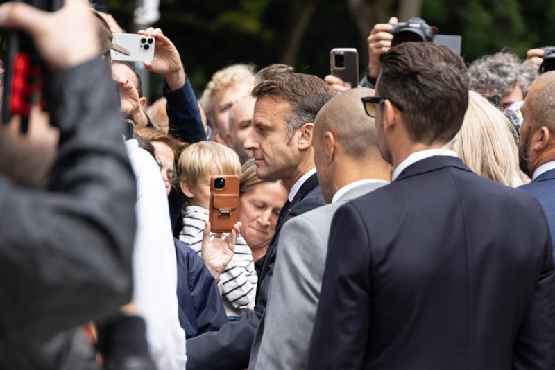 7月7日，在法國(guó)勒?qǐng)D凱，法國(guó)總統(tǒng)馬克龍?jiān)谕镀焙笈c民眾交流。（圖源：新華社）