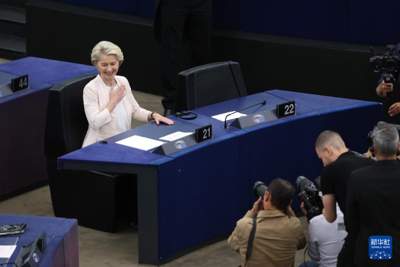 7月18日，在法國(guó)斯特拉斯堡歐洲議會(huì)總部，馮德萊恩在再次當(dāng)選歐盟委員會(huì)主席后慶祝。（圖源：新華社）