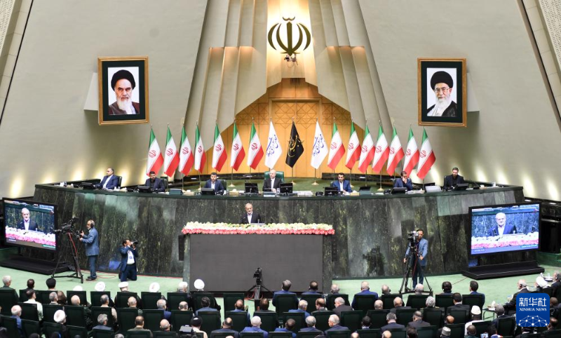 7月30日，佩澤希齊揚(yáng)（中）在伊朗德黑蘭的伊朗議會(huì)宣誓就任伊朗總統(tǒng)后發(fā)表就職演說。（圖源：新華社）