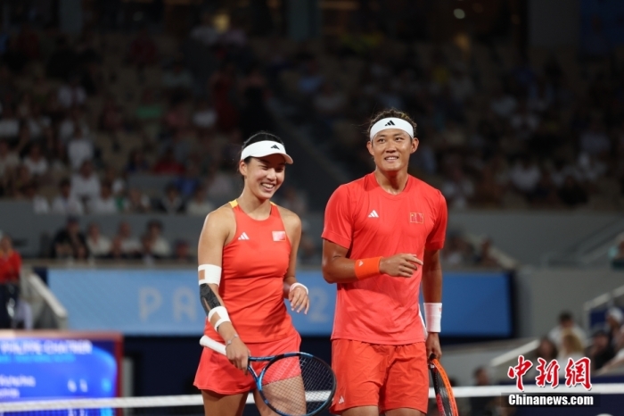 當(dāng)?shù)貢r(shí)間8月2日，在巴黎奧運(yùn)會(huì)網(wǎng)球混合雙打決賽中，中國(guó)組合王欣瑜/張之臻不敵捷克組合西尼亞科娃/馬哈奇，獲得銀牌。圖為王欣瑜/張之臻（右）在比賽中。<a target='_blank' href='/'>中新社</a>記者 富田 攝