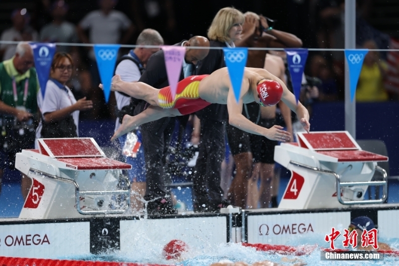 當(dāng)?shù)貢r間8月4日，在巴黎奧運會游泳項目男子4x100米混合泳接力決賽中，由徐嘉余、覃海洋、孫佳俊、潘展樂組成的中國隊奪得金牌。圖為潘展樂在比賽中。