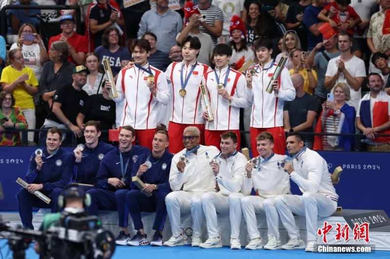 當(dāng)?shù)貢r間8月4日，在巴黎奧運會游泳項目男子4x100米混合泳接力決賽中，由徐嘉余、覃海洋、孫佳俊、潘展樂組成的中國隊奪得金牌。圖為獲獎運動員合影。