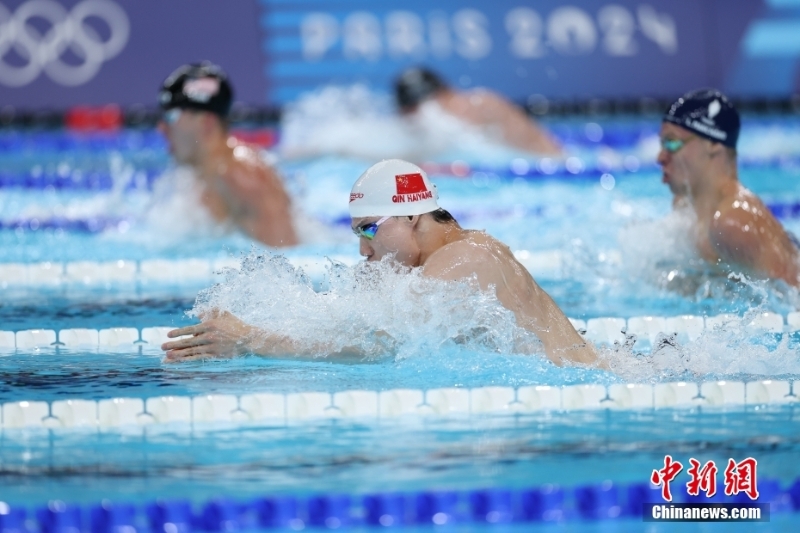 當(dāng)?shù)貢r間8月4日，在巴黎奧運會游泳項目男子4x100米混合泳接力決賽中，由徐嘉余、覃海洋、孫佳俊、潘展樂組成的中國隊奪得金牌。圖為覃海洋在比賽中。