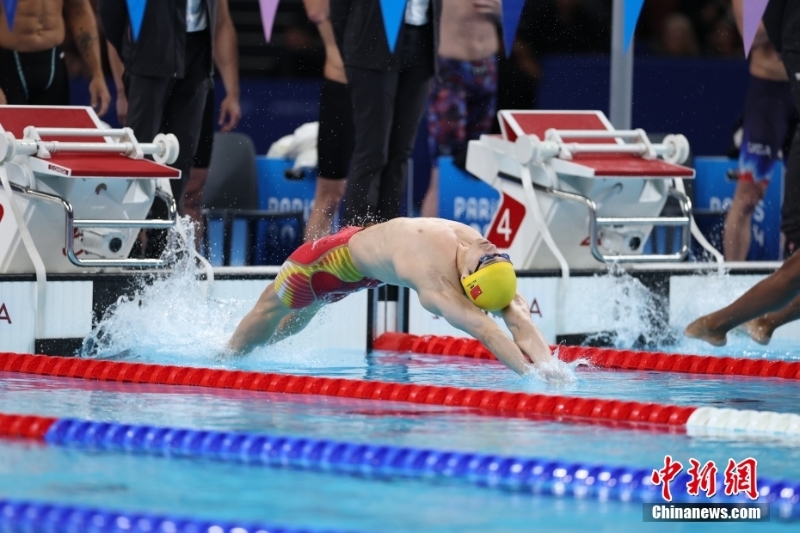 當(dāng)?shù)貢r間8月4日，在巴黎奧運會游泳項目男子4x100米混合泳接力決賽中，由徐嘉余、覃海洋、孫佳俊、潘展樂組成的中國隊奪得金牌。圖為徐嘉余在比賽中。