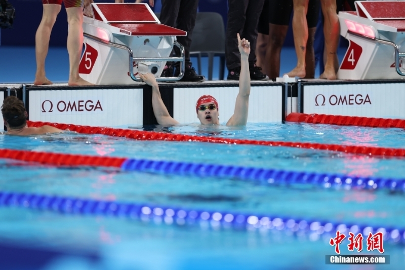 當(dāng)?shù)貢r間8月4日，在巴黎奧運會游泳項目男子4x100米混合泳接力決賽中，由徐嘉余、覃海洋、孫佳俊、潘展樂組成的中國隊奪得金牌。圖為潘展樂慶祝奪金。