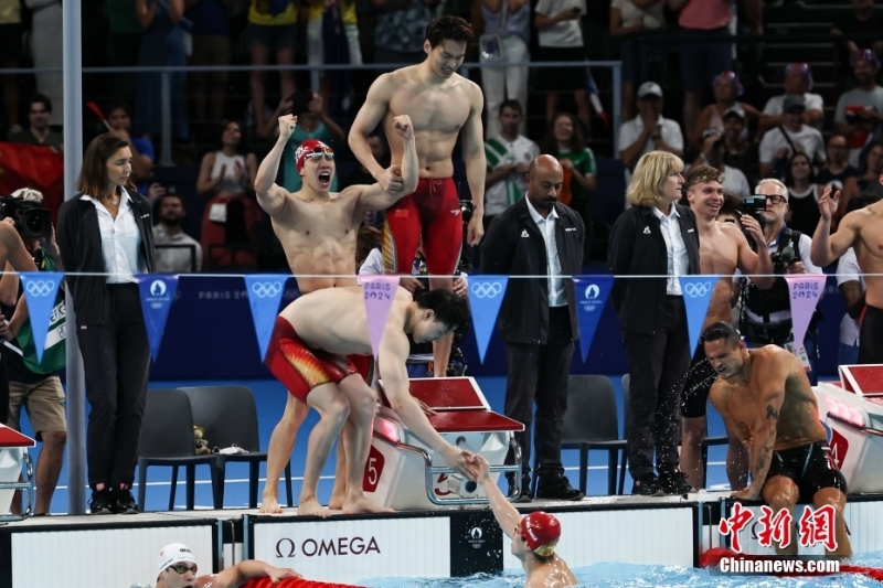 當(dāng)?shù)貢r間8月4日，巴黎奧運會男子4×100米混合泳接力決賽中，由徐嘉余、覃海洋、孫佳俊、潘展樂組成的中國隊獲得金牌。這是中國游泳隊巴黎奧運會第2枚金牌。