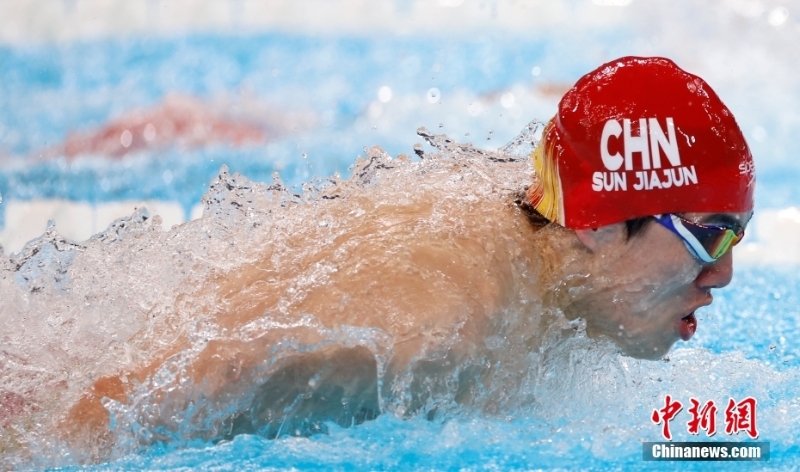 當(dāng)?shù)貢r間8月4日，巴黎奧運會男子4×100米混合泳接力決賽中，由徐嘉余、覃海洋、孫佳俊、潘展樂組成的中國隊獲得金牌。這是中國游泳隊巴黎奧運會第2枚金牌。圖為比賽現(xiàn)場。