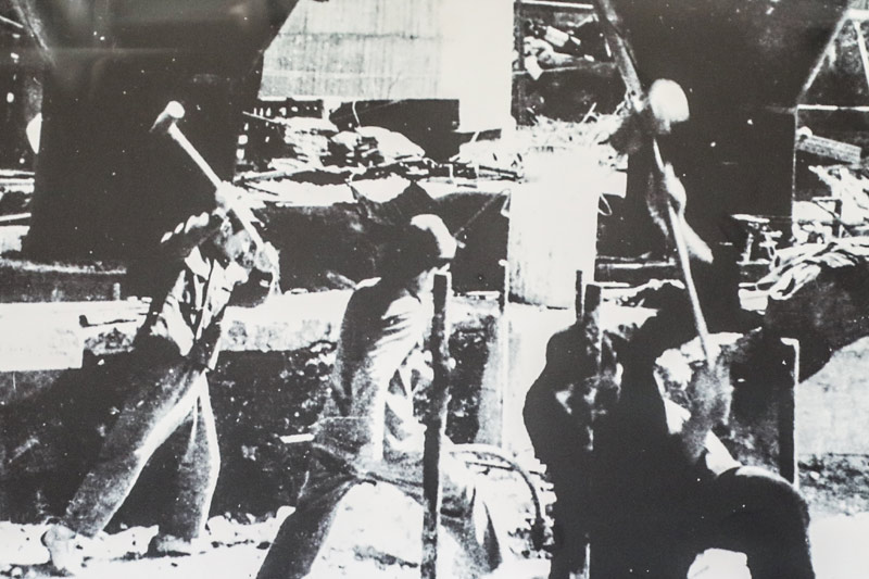 2019年7月4日，鞍鋼集團(tuán)博物館內(nèi)展出的1949年工人修復(fù)工廠的照片（翻拍照片）。（圖源：新華社）