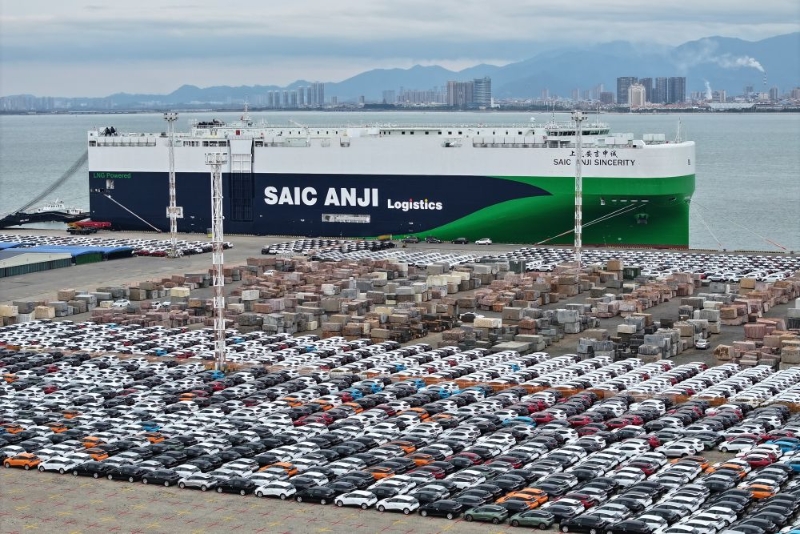 2024年1月23日，“上汽安吉申誠”號汽車滾裝船?？吭诟＝◤B門東渡港區(qū)現(xiàn)代碼頭（無人機(jī)照片）。（圖源：新華社）