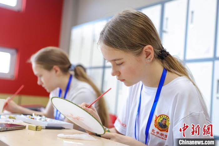 山東青島：學(xué)剪紙、繪團(tuán)扇俄羅斯學(xué)生體驗(yàn)中華傳統(tǒng)文化