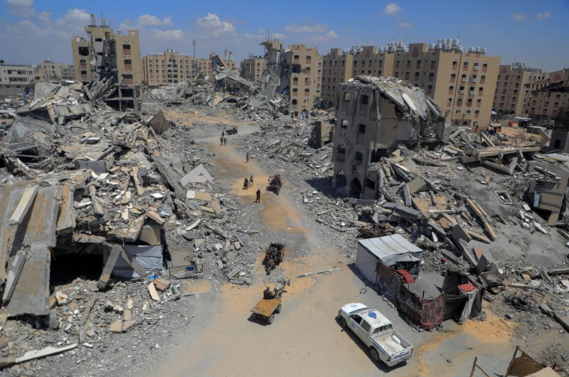 這是8月11日在加沙地帶南部城市汗尤尼斯西北部地區(qū)拍攝的建筑物廢墟。（圖源：新華社）