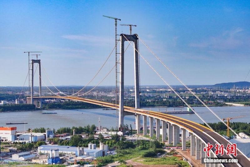 南京龍?zhí)堕L江大橋建設(shè)穩(wěn)步推進(jìn) 鋼橋面鋪裝施工啟動