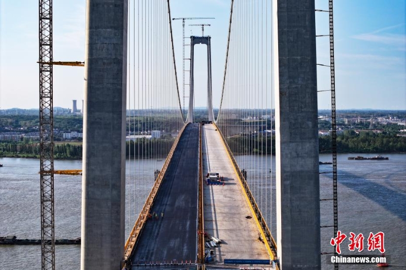 南京龍?zhí)堕L江大橋建設(shè)穩(wěn)步推進(jìn)  鋼橋面鋪裝施工啟動