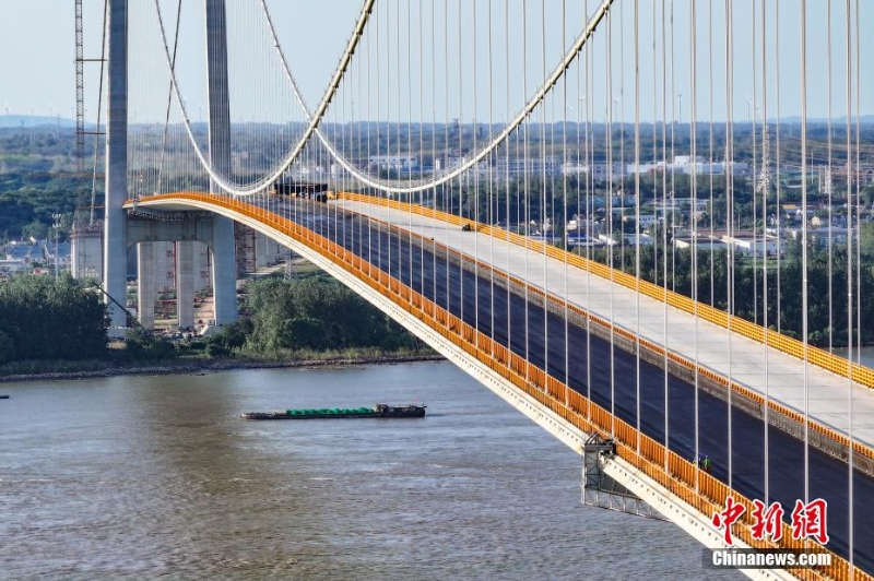南京龍?zhí)堕L江大橋建設(shè)穩(wěn)步推進(jìn)  鋼橋面鋪裝施工啟動