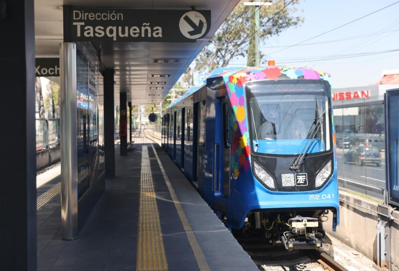 2024年1月3日，在墨西哥首都墨西哥城，中國中車為墨西哥首都墨西哥城研制的輕軌列車投入商業(yè)運營，這是中國制造的輕軌列車首次服務(wù)墨西哥城公共交通系統(tǒng)。（圖源：新華社）