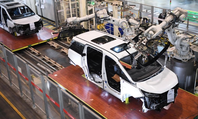 2023年3月20日，在位于廣州的廣汽傳祺智慧工廠總裝車間，機器人手臂在安裝汽車玻璃。（圖源：新華社）